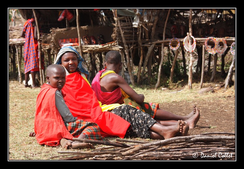 Les mamans et leurs enfants sont assis dans la cour